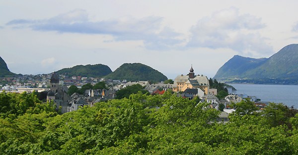 Aalesund, umgeben von hügeligen grünen Inseln