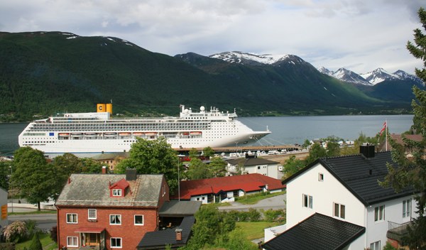 Kreuzfahrtschiff in Aandalsnes